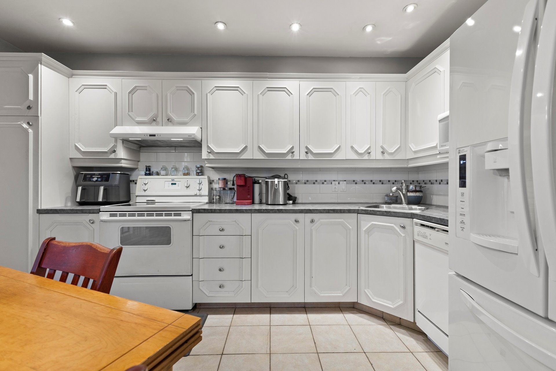 









296


12e Avenue

,
Saint-Zotique,




QC
J0P1Z0

