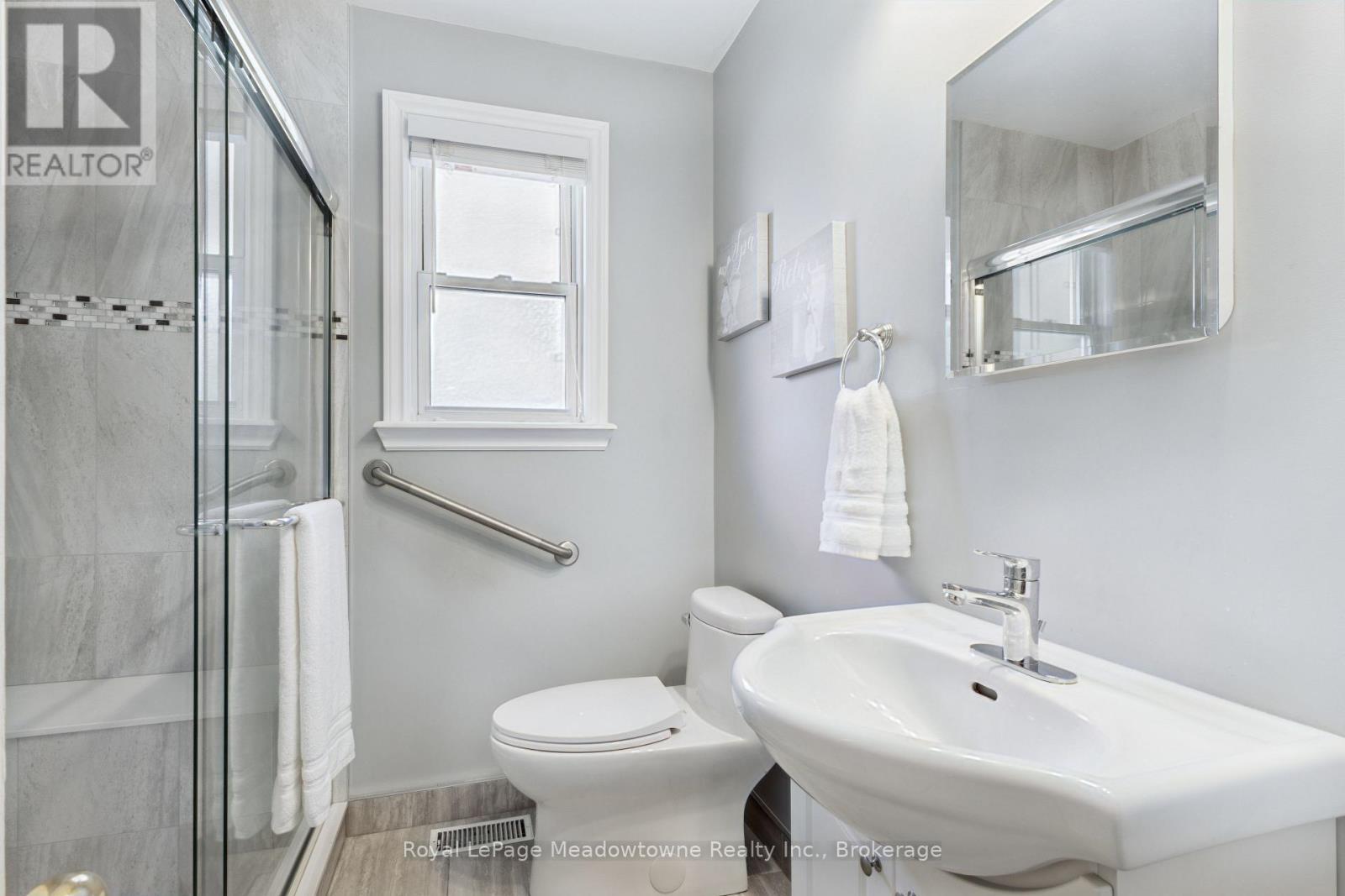 












228 BELL STREET

,
Milton (OM Old Milton),




Ontario
L9T2A9

