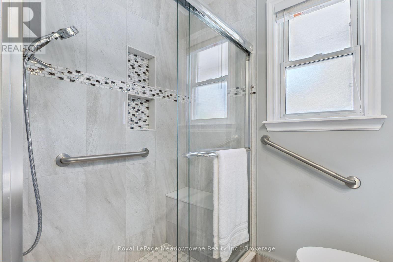 












228 BELL STREET

,
Milton (OM Old Milton),




Ontario
L9T2A9

