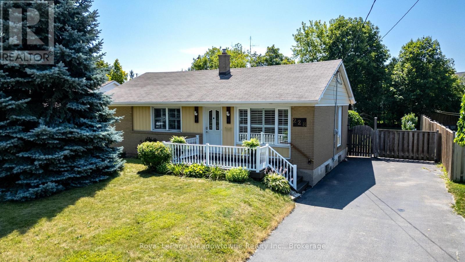 












228 BELL STREET

,
Milton (OM Old Milton),




Ontario
L9T2A9

