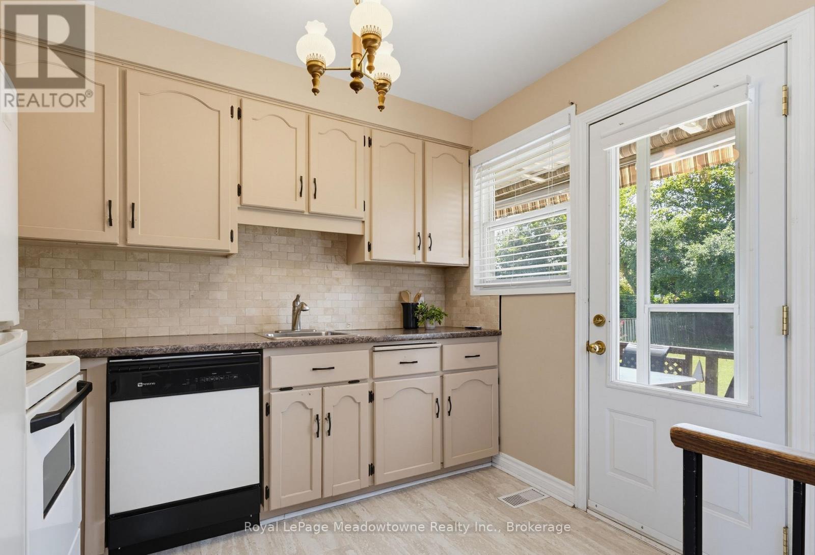 












228 BELL STREET

,
Milton (OM Old Milton),




Ontario
L9T2A9

