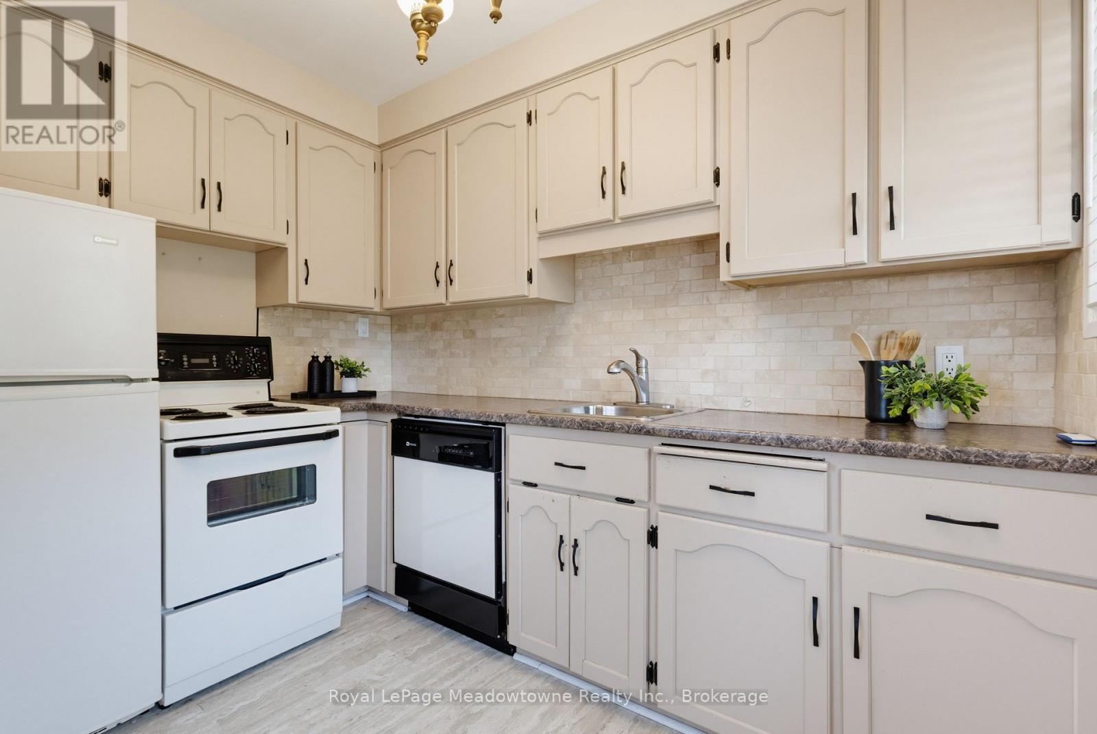 












228 BELL STREET

,
Milton (OM Old Milton),




Ontario
L9T2A9


