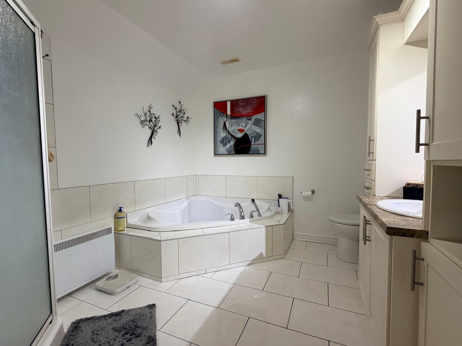 









2072


Rue de Castellane

,
Laval (Vimont),




QC
H7K0A4

