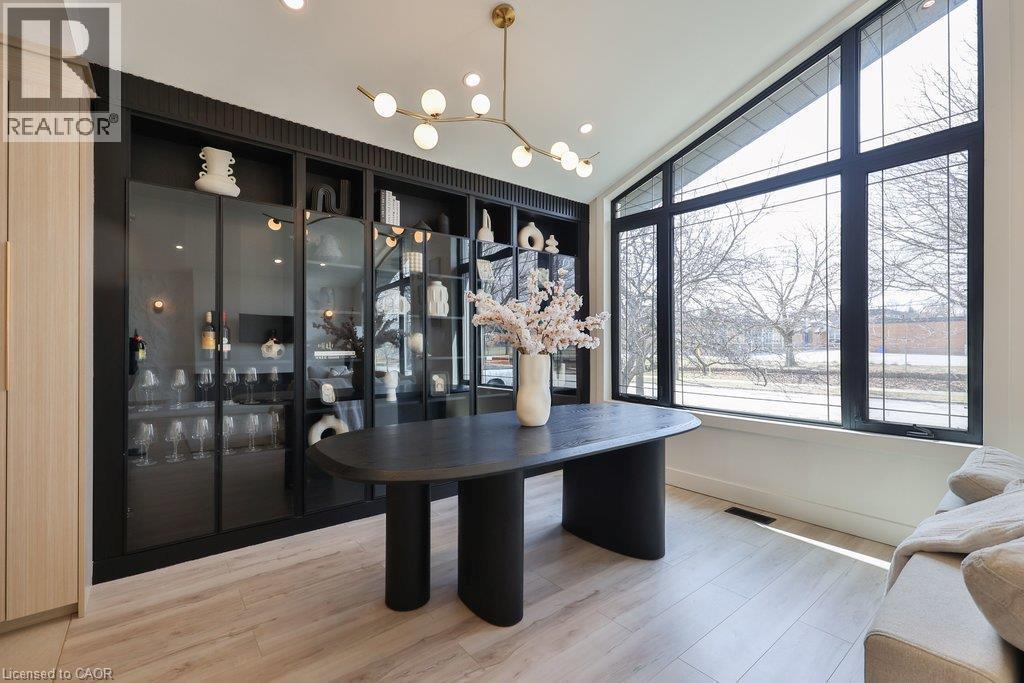 












75 RANGOON Road

,
Toronto,




Ontario
M9C4N8

