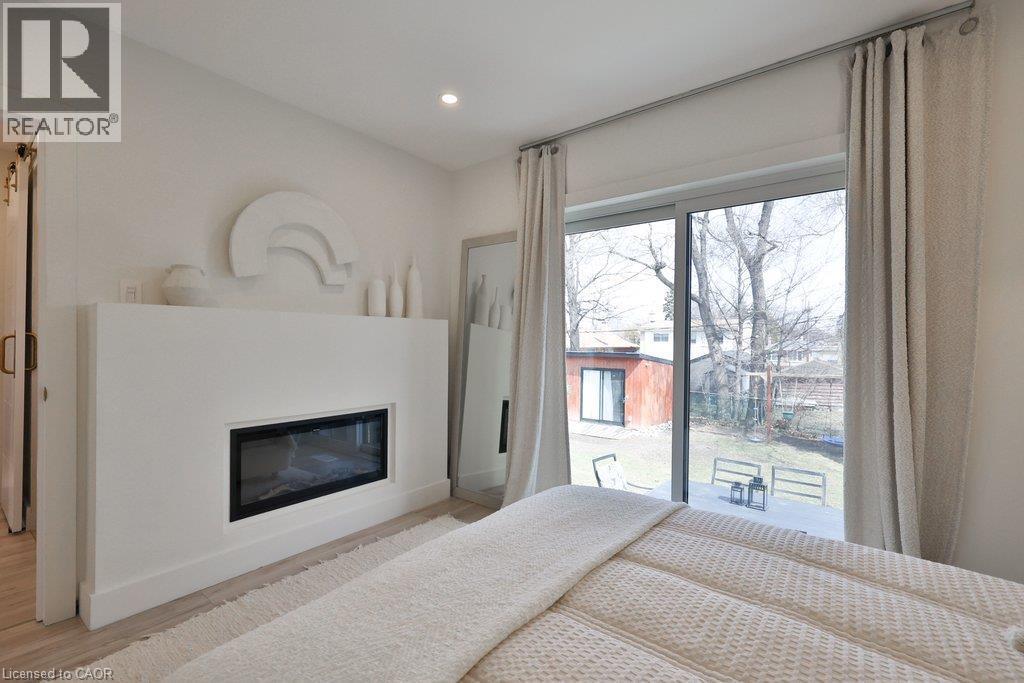 












75 RANGOON Road

,
Toronto,




Ontario
M9C4N8

