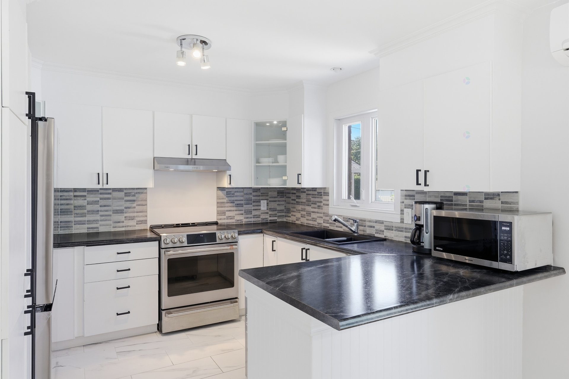 









4925


Boul. Davis

,
Longueuil (Saint-Hubert),




QC
J3Y8K1

