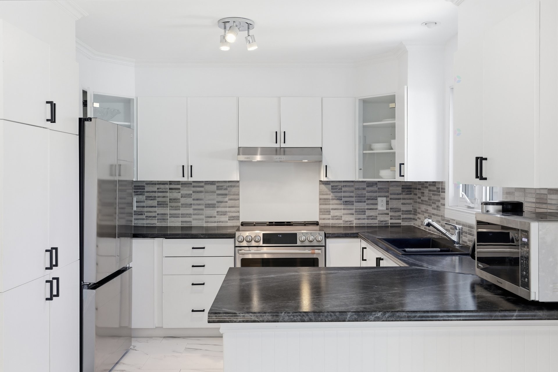 









4925


Boul. Davis

,
Longueuil (Saint-Hubert),




QC
J3Y8K1

