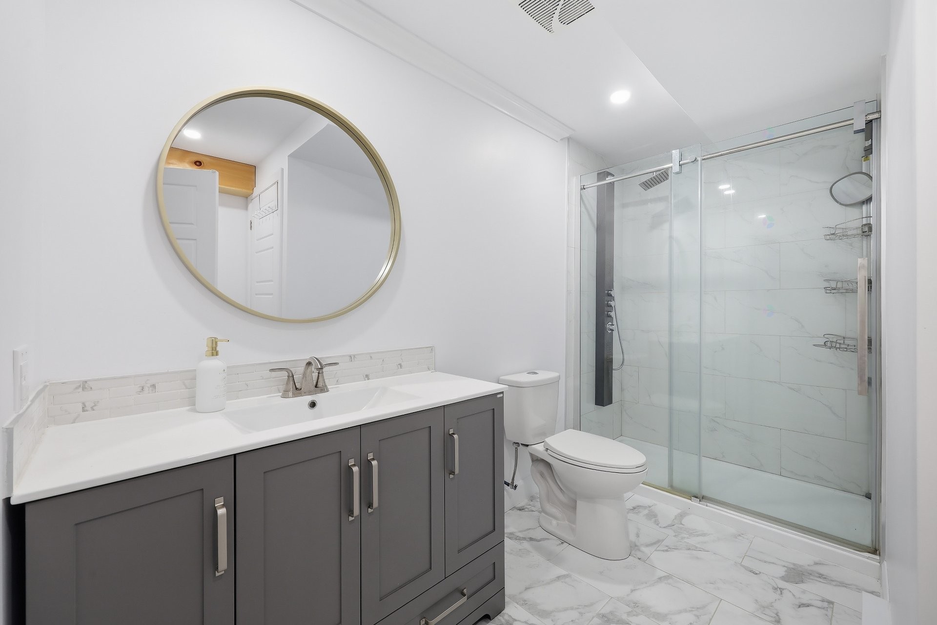 









4925


Boul. Davis

,
Longueuil (Saint-Hubert),




QC
J3Y8K1

