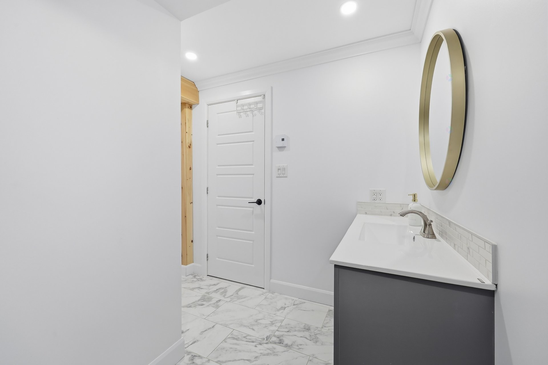









4925


Boul. Davis

,
Longueuil (Saint-Hubert),




QC
J3Y8K1

