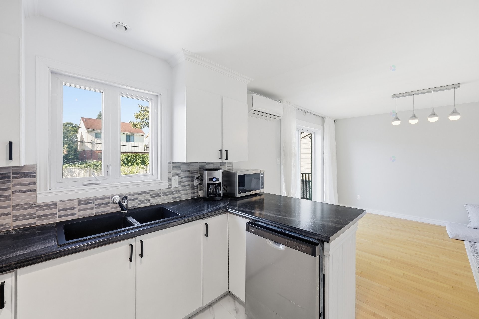 









4925


Boul. Davis

,
Longueuil (Saint-Hubert),




QC
J3Y8K1

