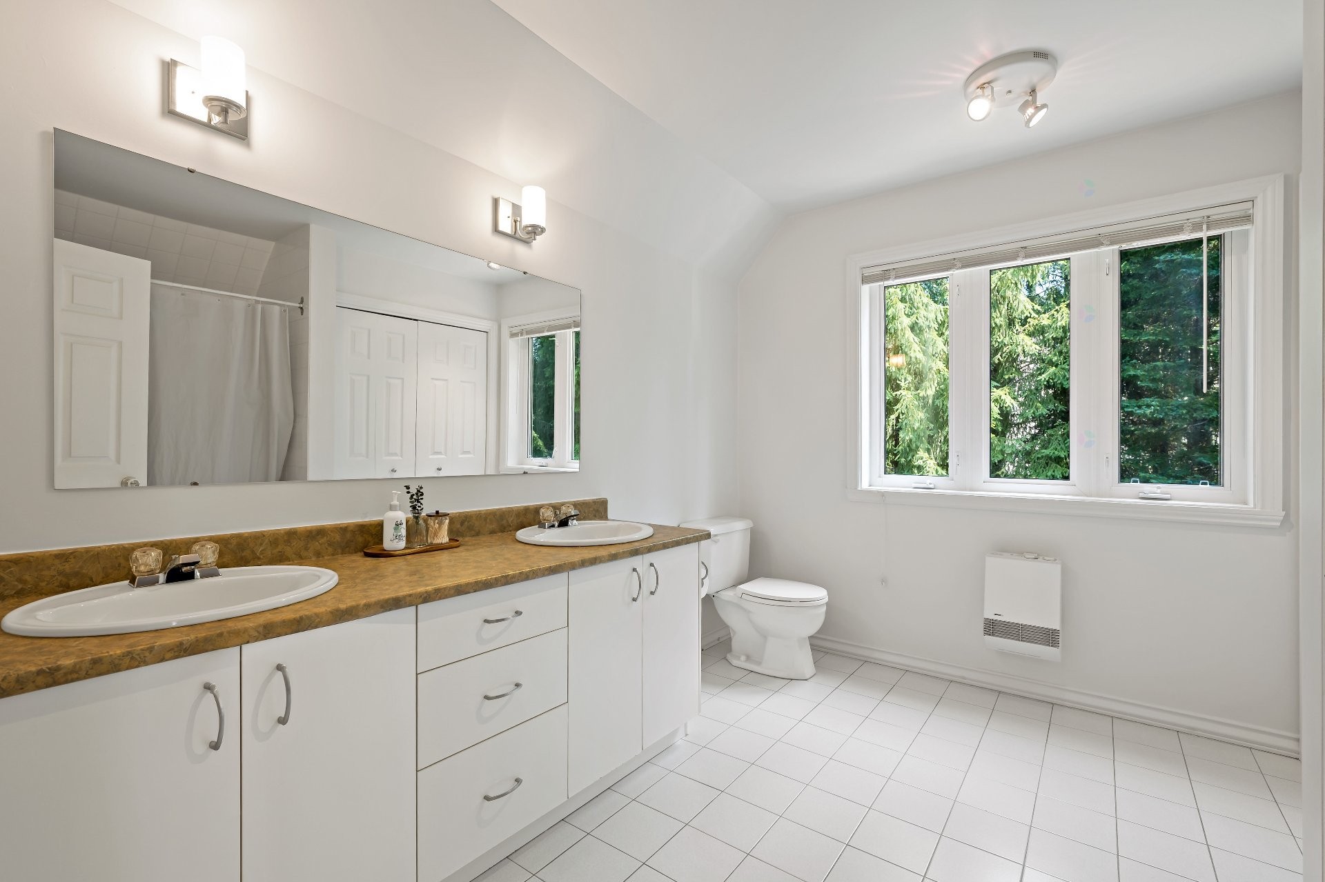 









760


Ch. de la Forêt-Noire

,
Mont-Tremblant,




QC
J8E2N7


