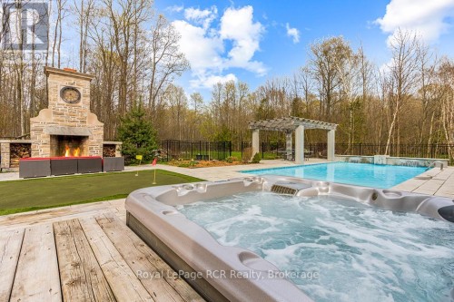 Stunning Fireplace, pool & hot tub