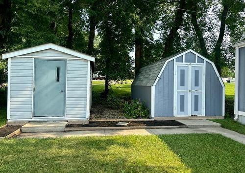 2 sheds stay
