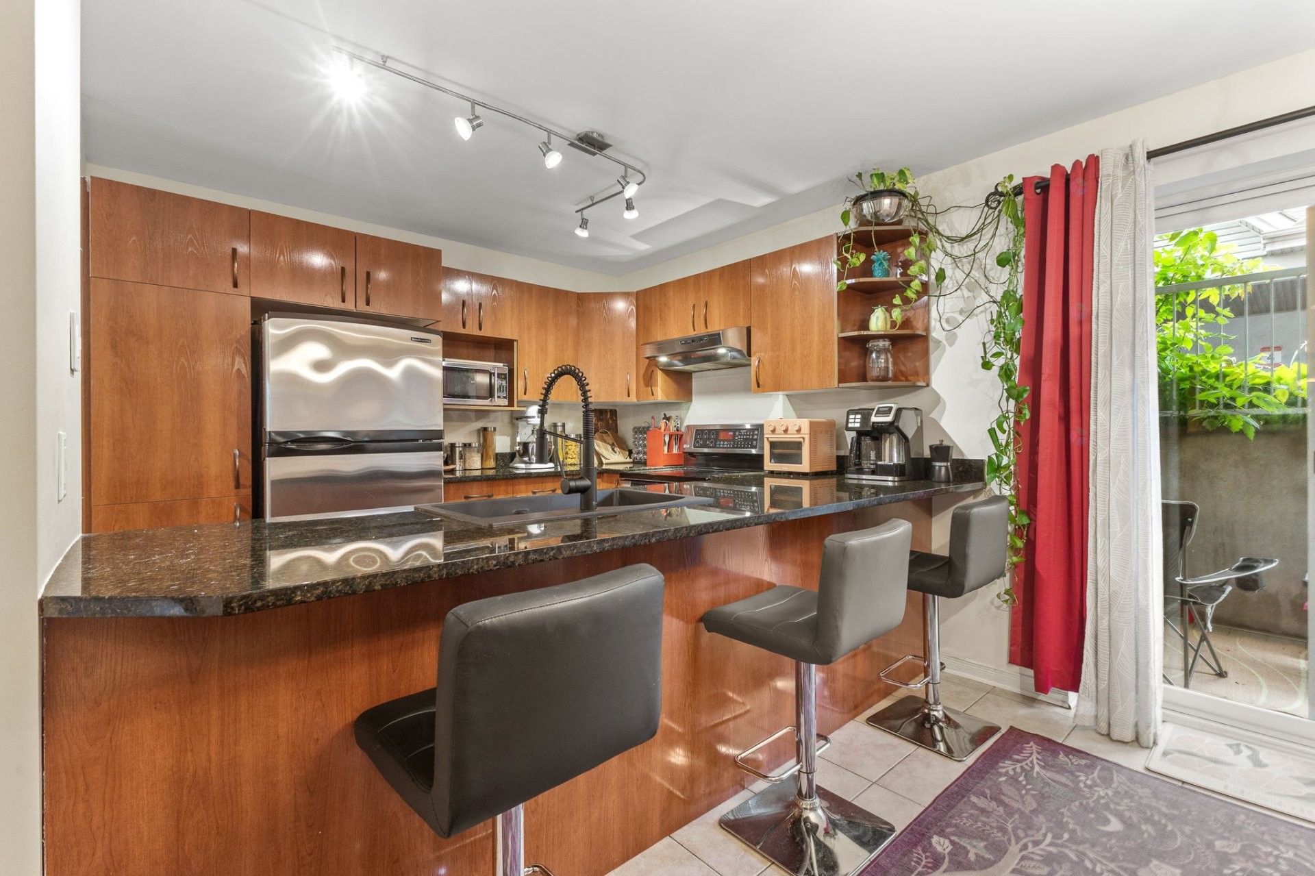 









294


Boul. Maisonneuve

, 1,
Gatineau (Hull),




QC
J8X3N8

