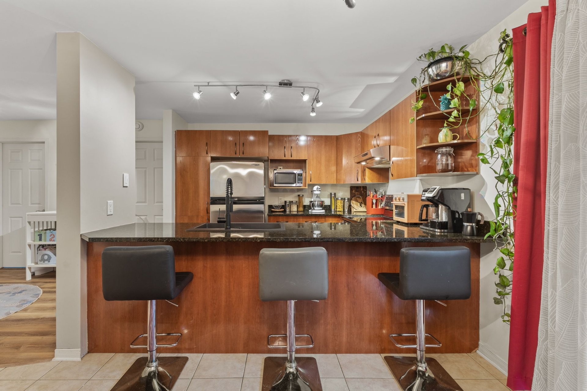 









294


Boul. Maisonneuve

, 1,
Gatineau (Hull),




QC
J8X3N8

