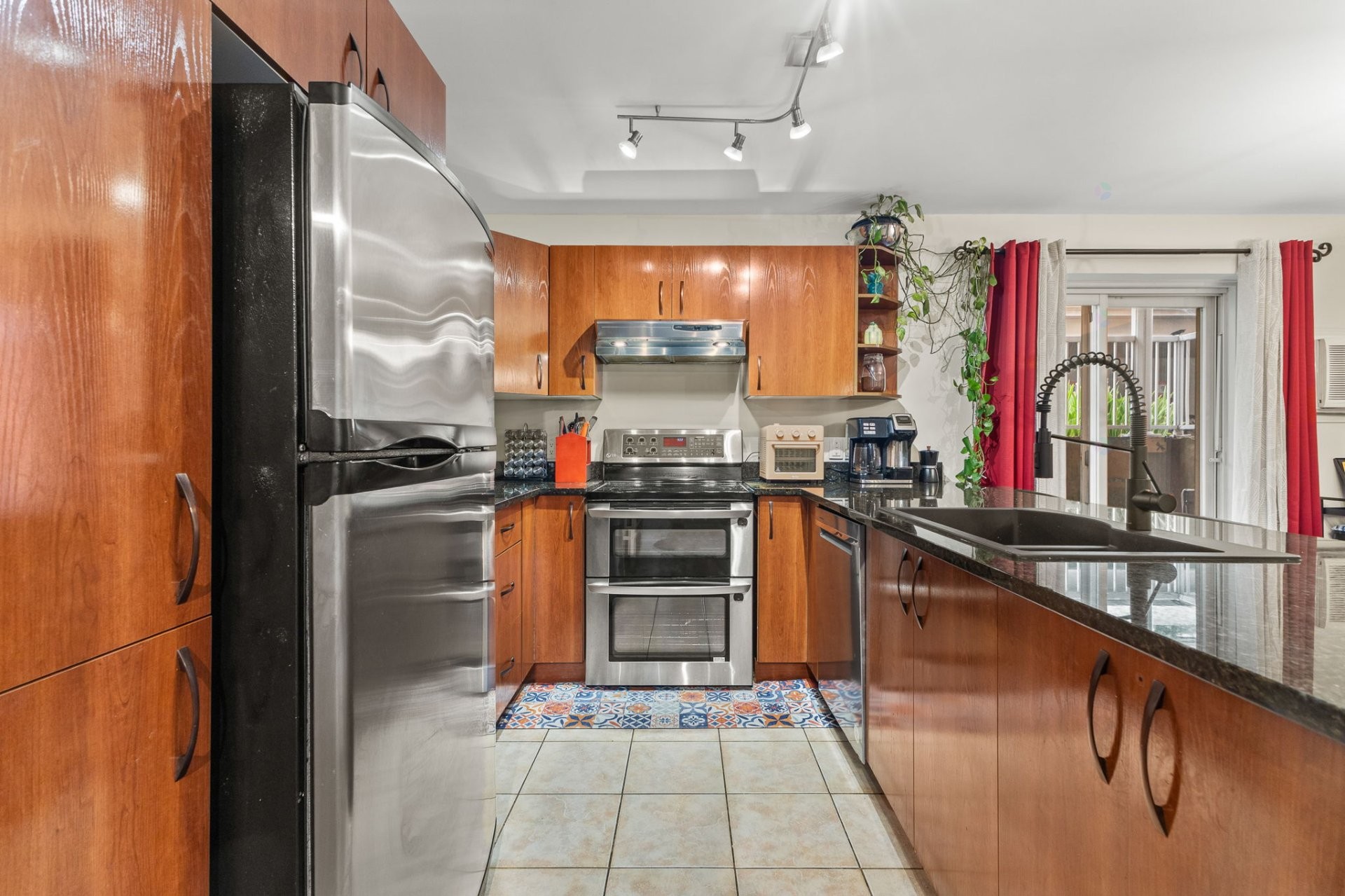 









294


Boul. Maisonneuve

, 1,
Gatineau (Hull),




QC
J8X3N8


