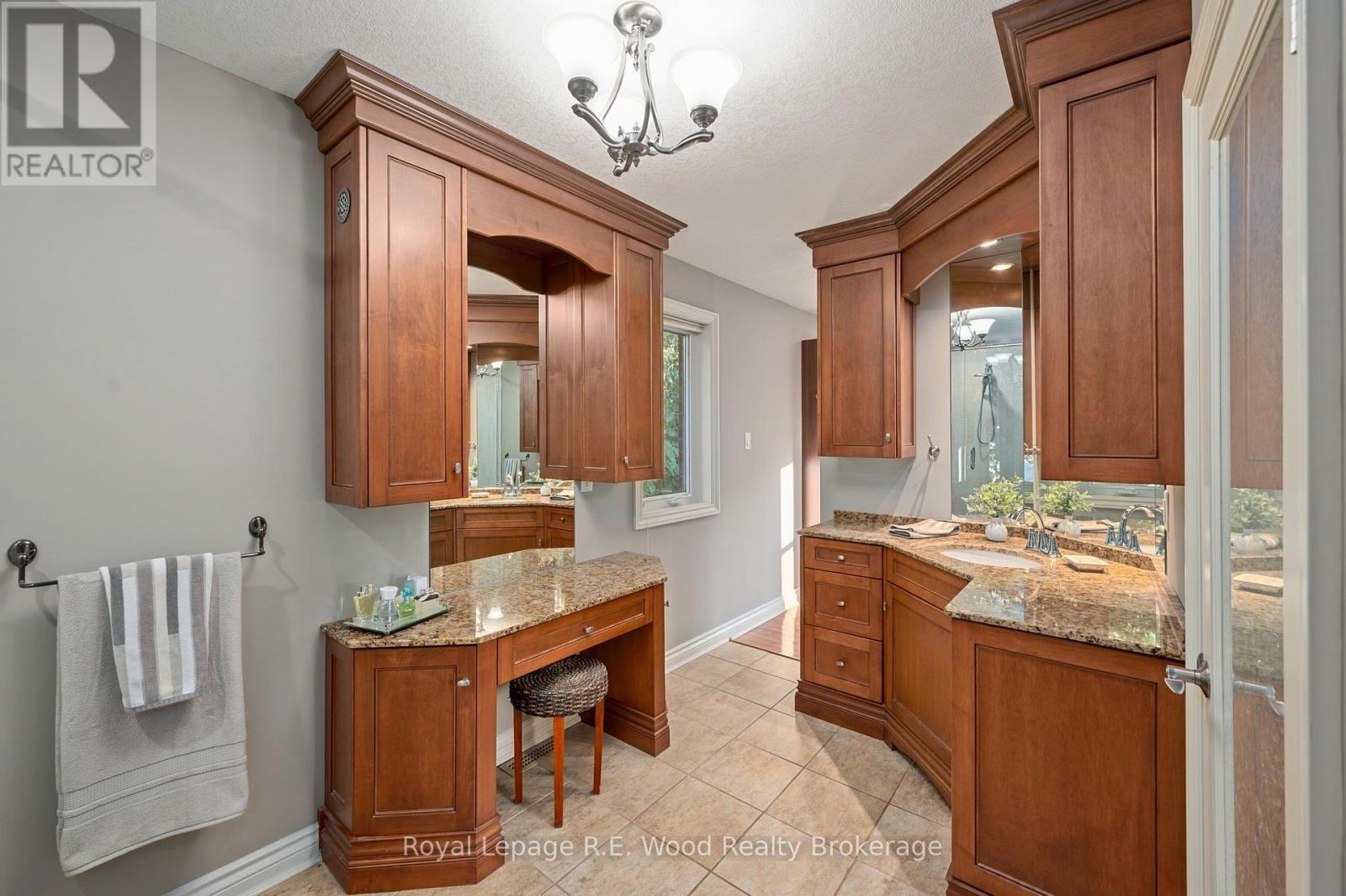 












7335 PACK ROAD

,
London South (South V),




Ontario
N6P1P5

