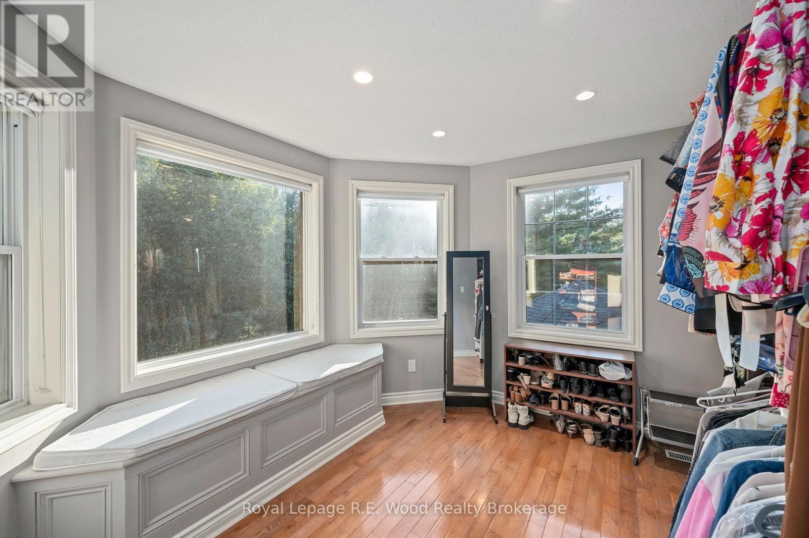 












7335 PACK ROAD

,
London South (South V),




Ontario
N6P1P5

