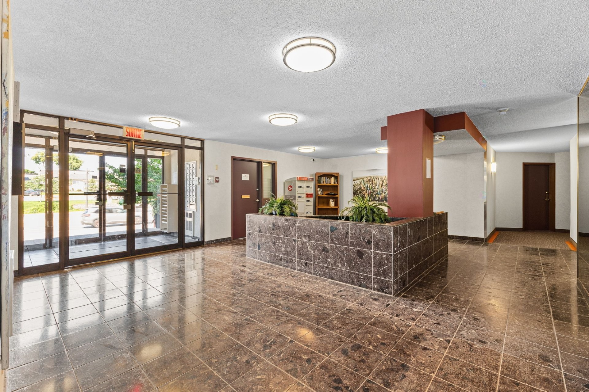 









240


Boul. Maisonneuve

, 203,
Gatineau (Hull),




QC
J8X3N7

