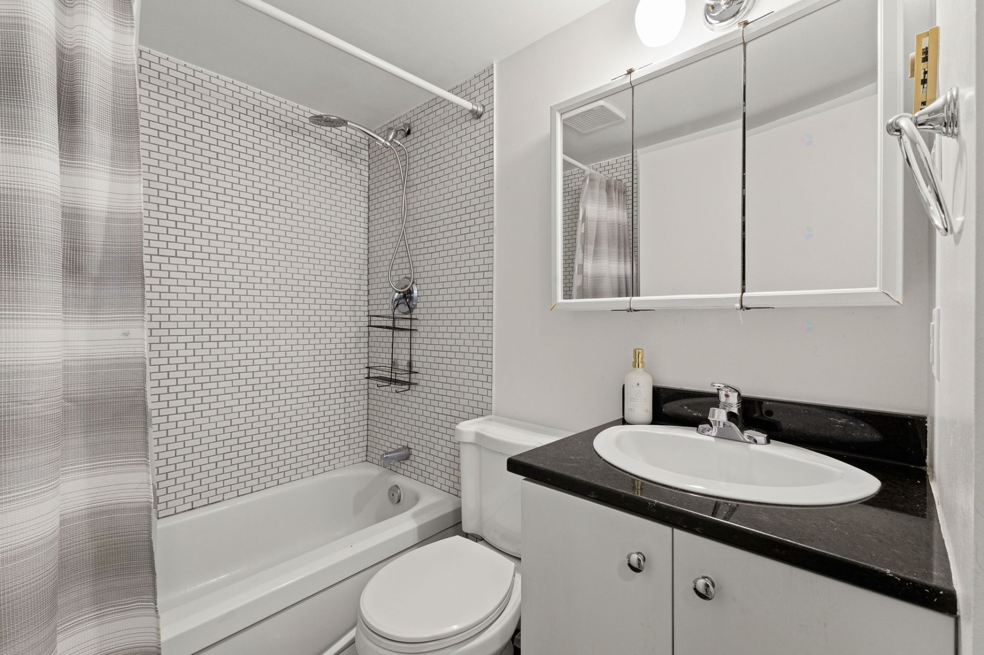 









240


Boul. Maisonneuve

, 203,
Gatineau (Hull),




QC
J8X3N7

