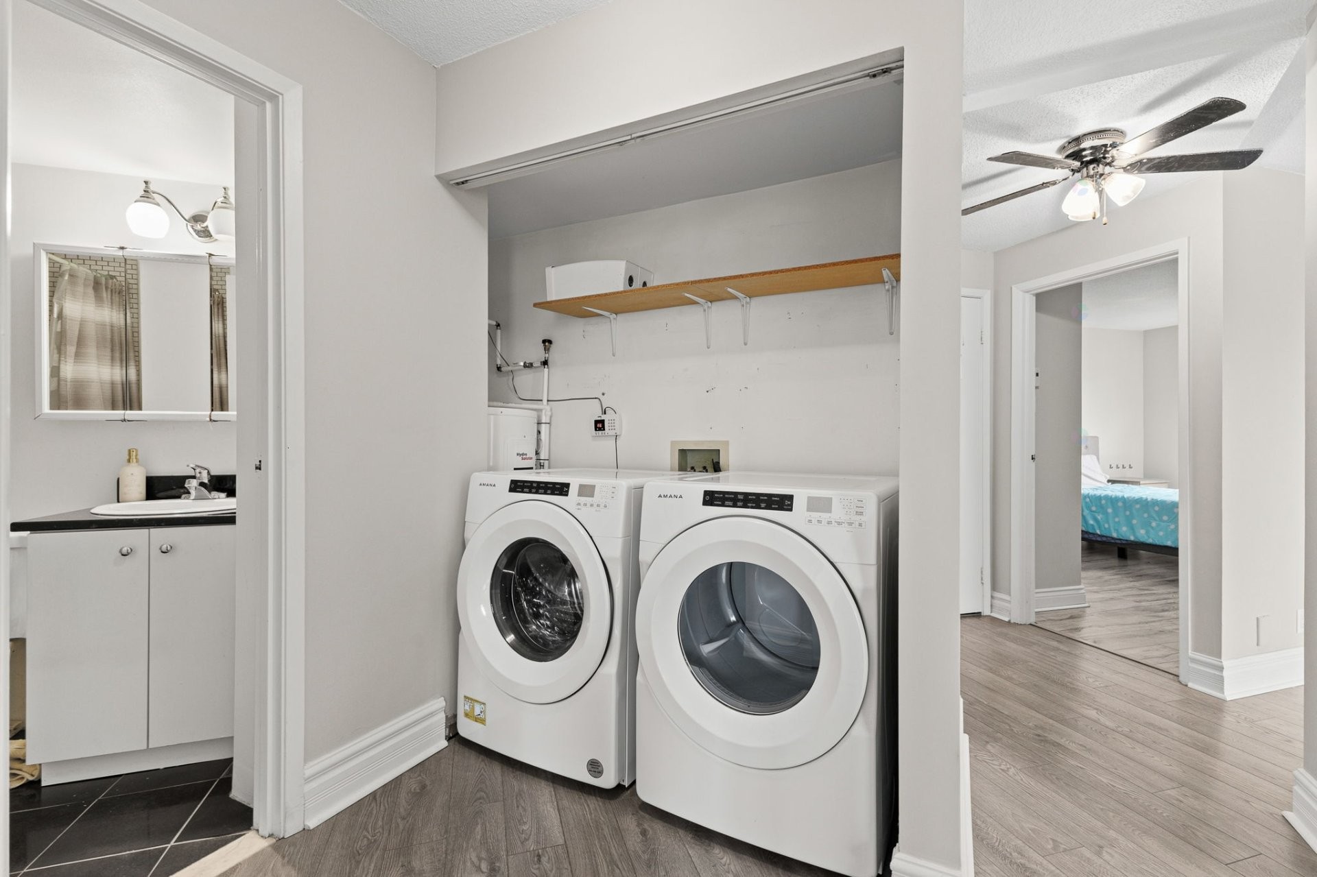 









240


Boul. Maisonneuve

, 203,
Gatineau (Hull),




QC
J8X3N7

