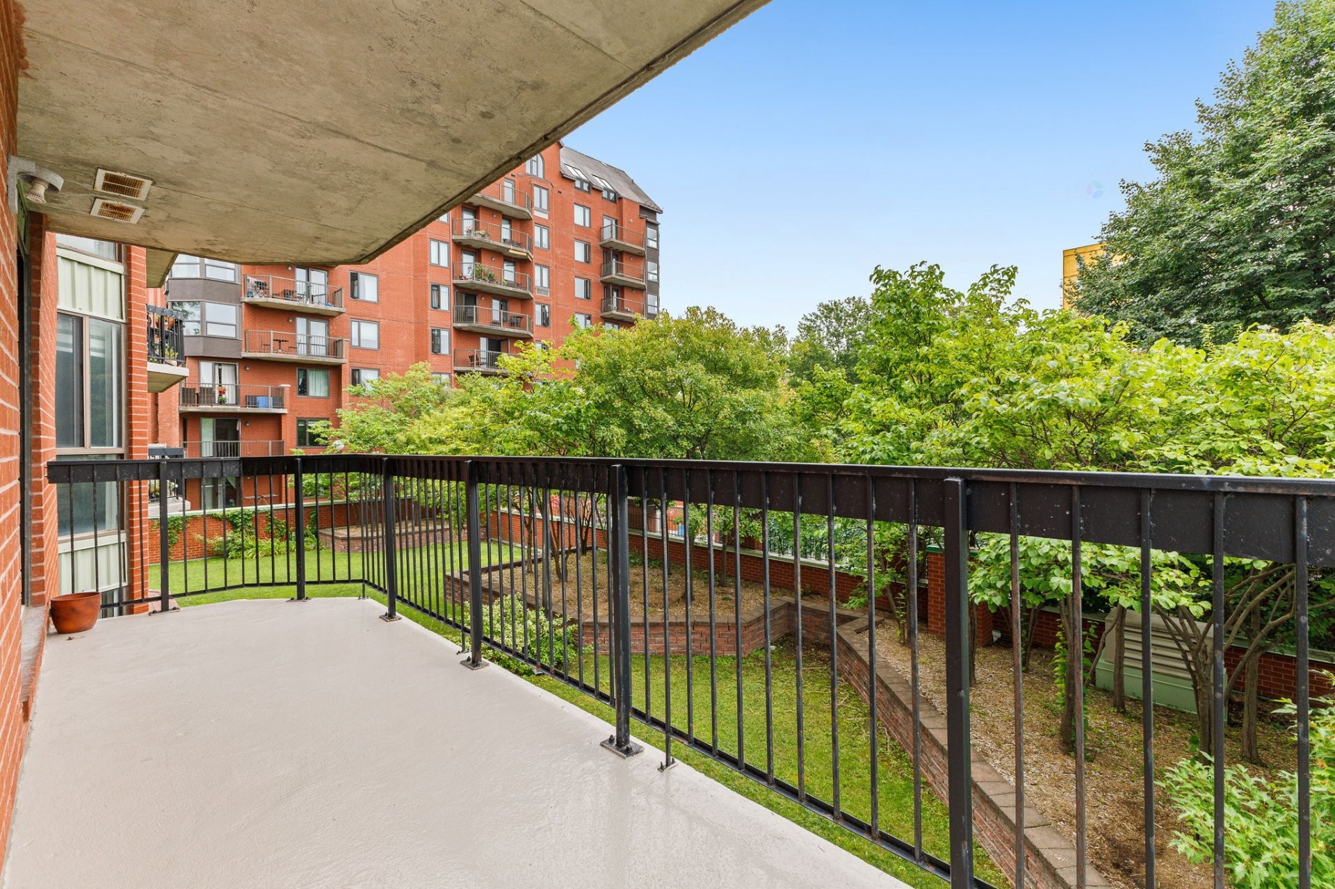 









240


Boul. Maisonneuve

, 203,
Gatineau (Hull),




QC
J8X3N7

