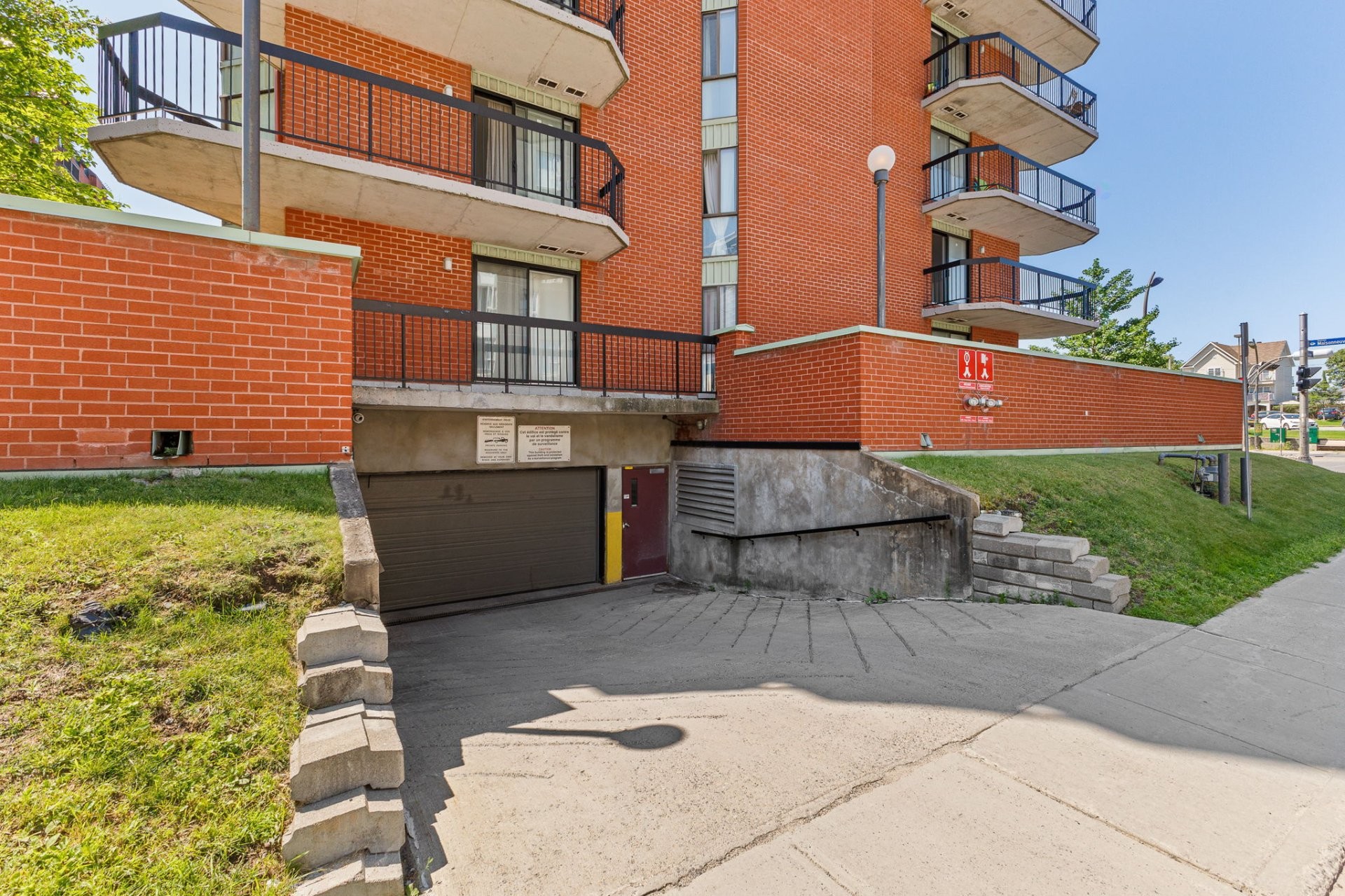 









240


Boul. Maisonneuve

, 203,
Gatineau (Hull),




QC
J8X3N7

