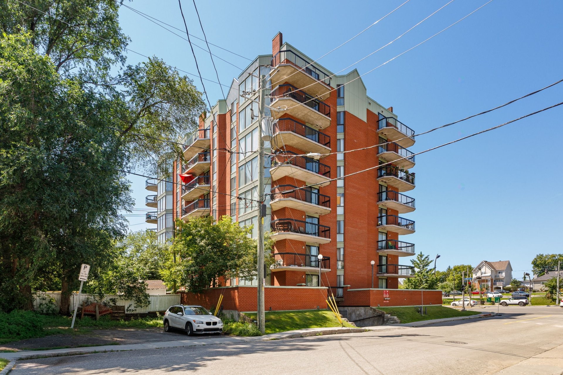 









240


Boul. Maisonneuve

, 203,
Gatineau (Hull),




QC
J8X3N7

