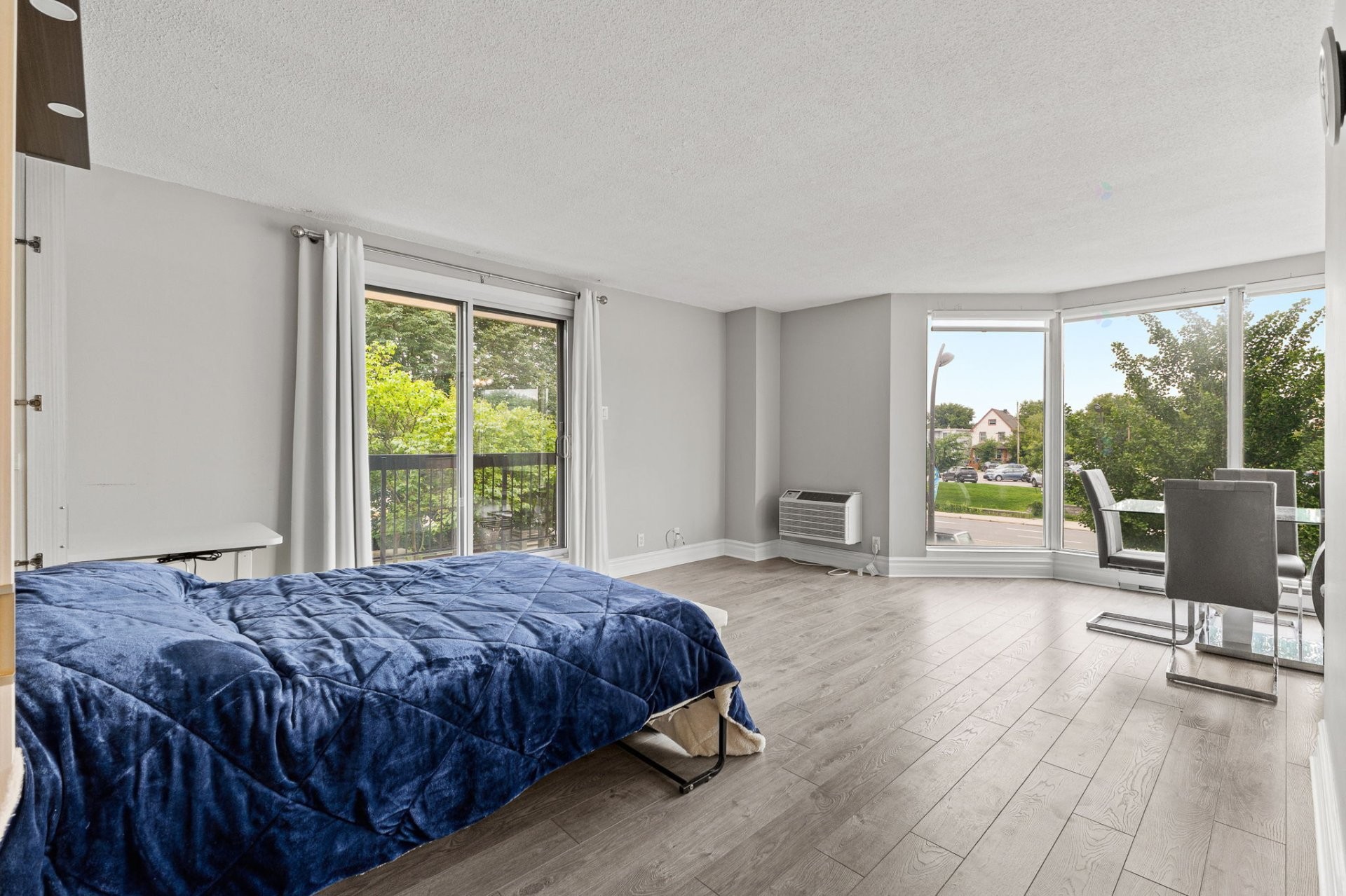 









240


Boul. Maisonneuve

, 203,
Gatineau (Hull),




QC
J8X3N7

