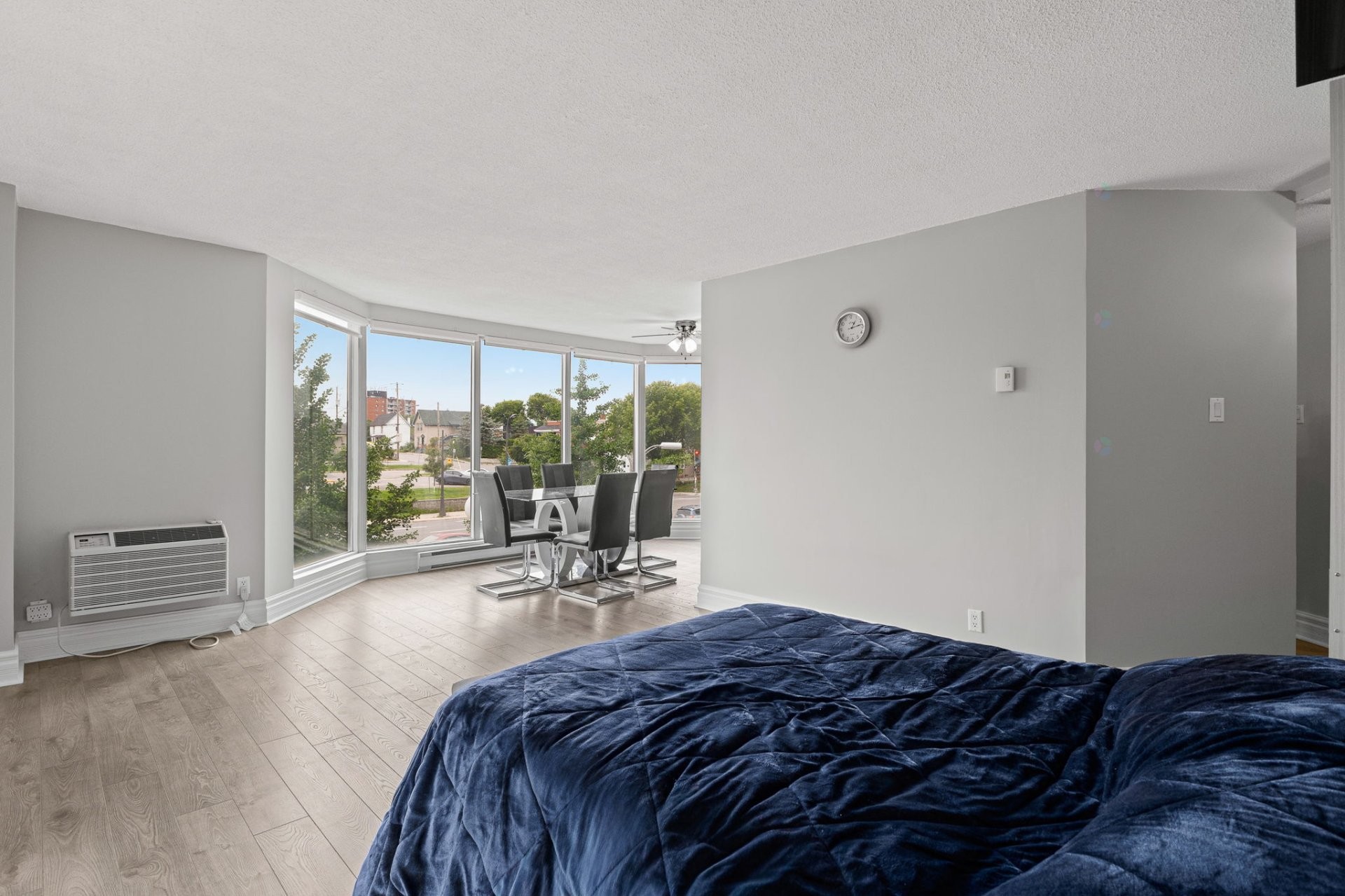









240


Boul. Maisonneuve

, 203,
Gatineau (Hull),




QC
J8X3N7


