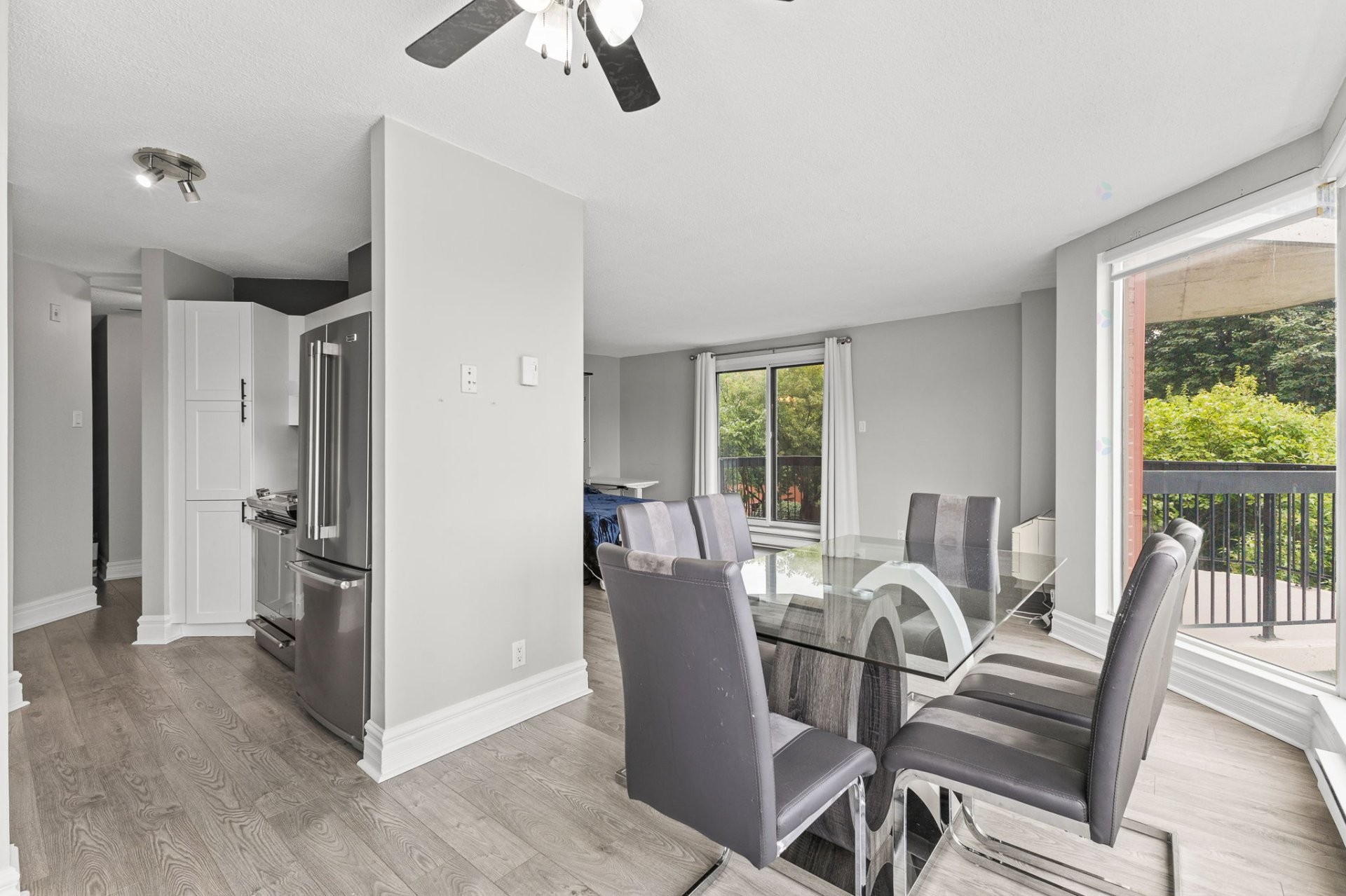 









240


Boul. Maisonneuve

, 203,
Gatineau (Hull),




QC
J8X3N7

