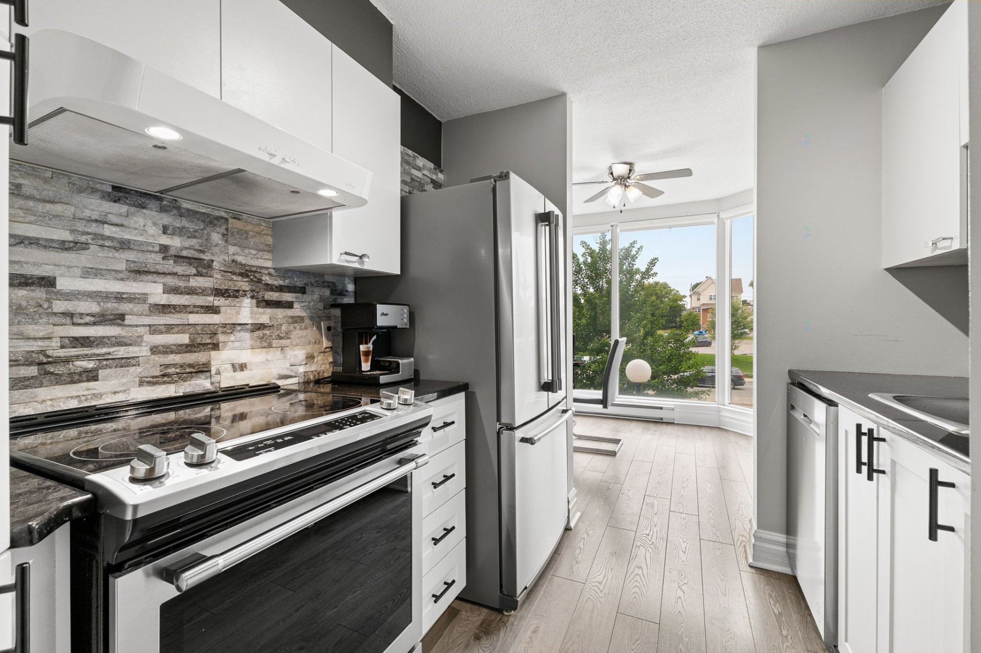 









240


Boul. Maisonneuve

, 203,
Gatineau (Hull),




QC
J8X3N7

