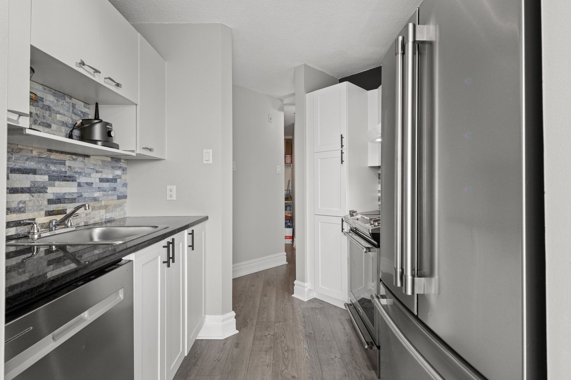 









240


Boul. Maisonneuve

, 203,
Gatineau (Hull),




QC
J8X3N7

