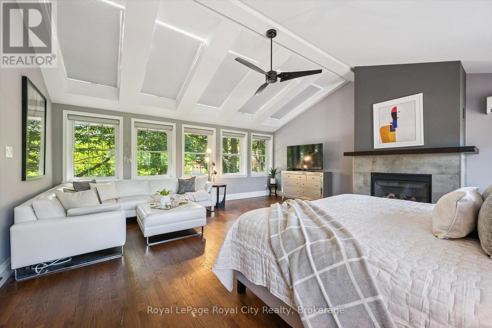 












1 BARBER AVENUE

,
Guelph (Exhibition Park),




Ontario
N1H5E6

