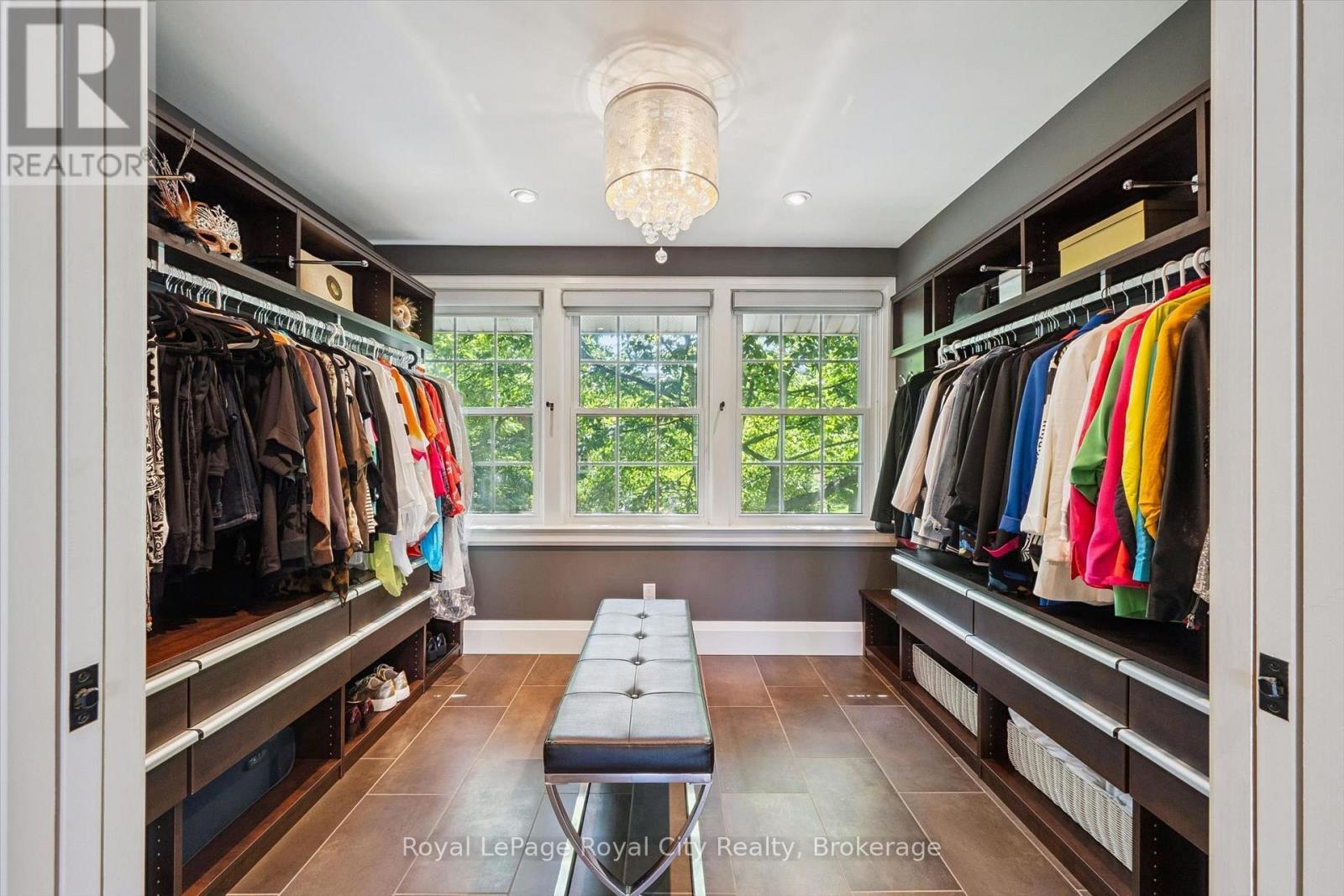 












1 BARBER AVENUE

,
Guelph (Exhibition Park),




Ontario
N1H5E6

