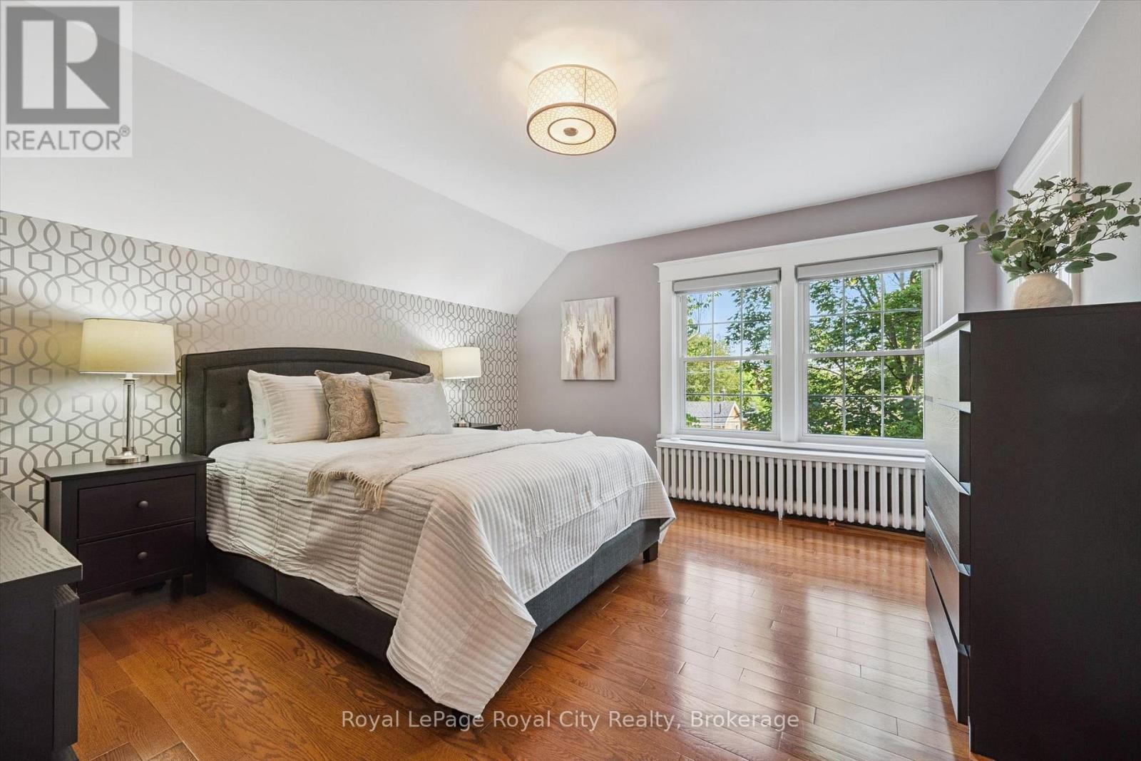 












1 BARBER AVENUE

,
Guelph (Exhibition Park),




Ontario
N1H5E6

