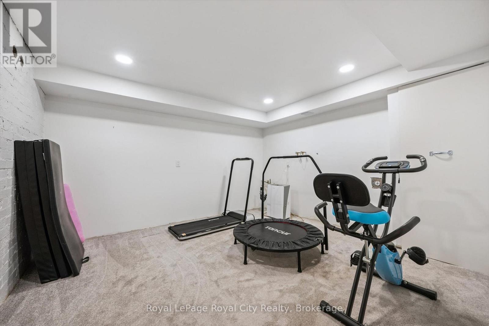 












1 BARBER AVENUE

,
Guelph (Exhibition Park),




Ontario
N1H5E6

