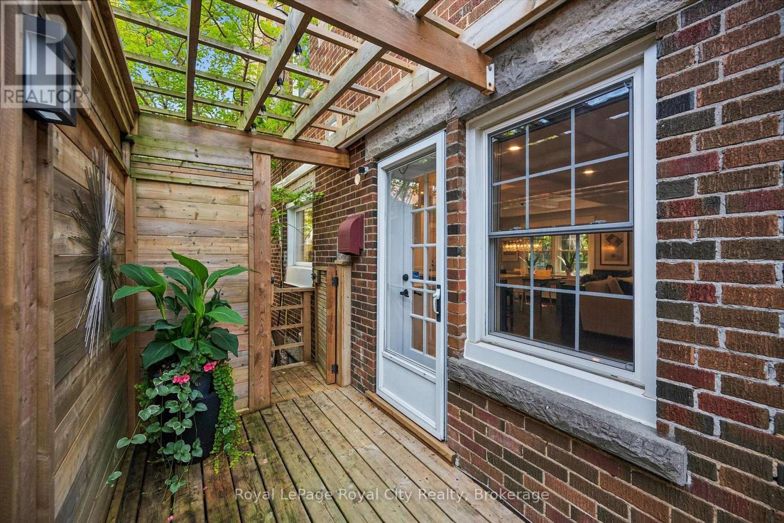 












1 BARBER AVENUE

,
Guelph (Exhibition Park),




Ontario
N1H5E6

