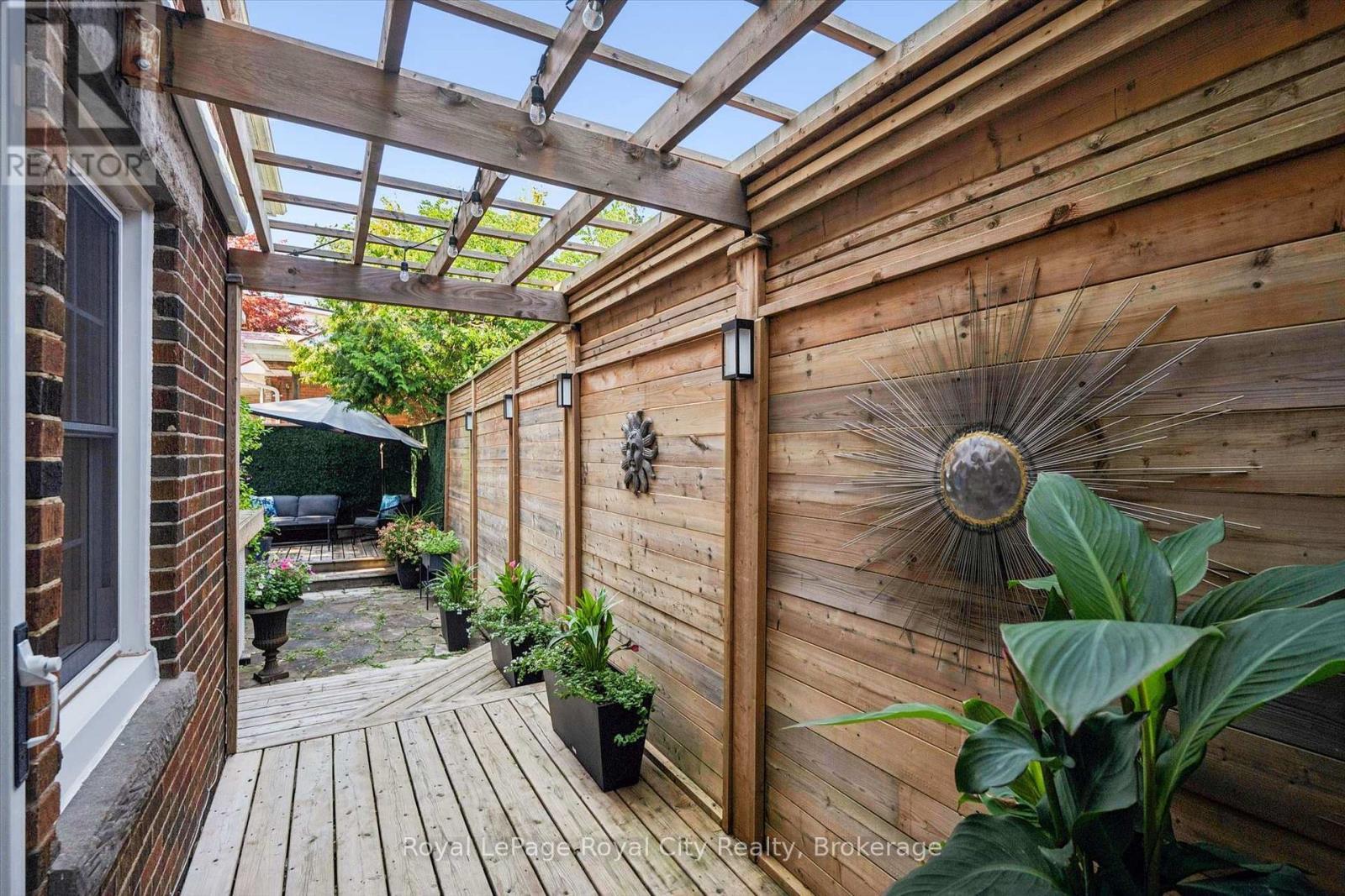 












1 BARBER AVENUE

,
Guelph (Exhibition Park),




Ontario
N1H5E6

