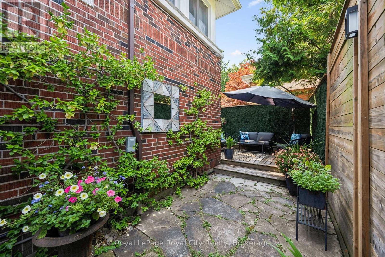 












1 BARBER AVENUE

,
Guelph (Exhibition Park),




Ontario
N1H5E6

