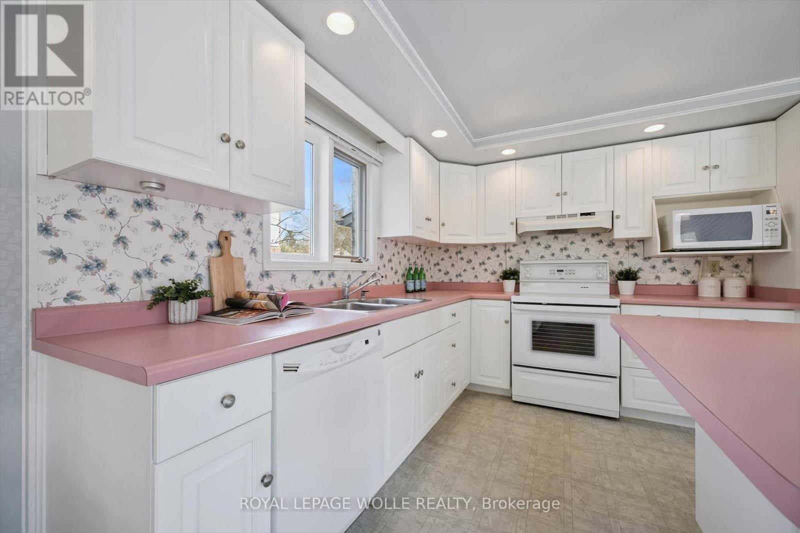 












363 NORTHLAKE DRIVE

,
Waterloo,




Ontario
N2V1W6

