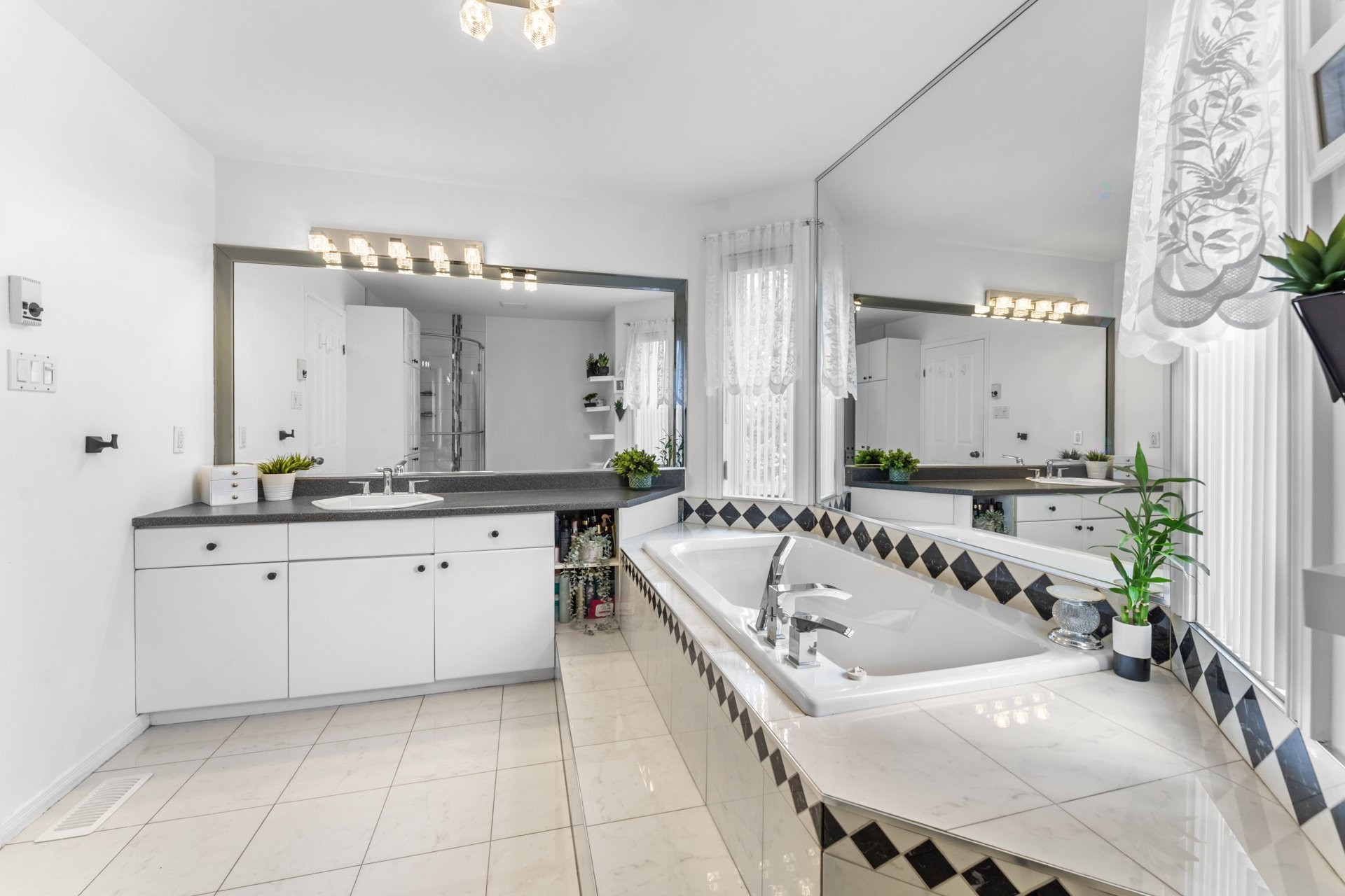 









3442

 - 3446


Rue Édith

,
Laval (Chomedey),




QC
H7P9Z7

