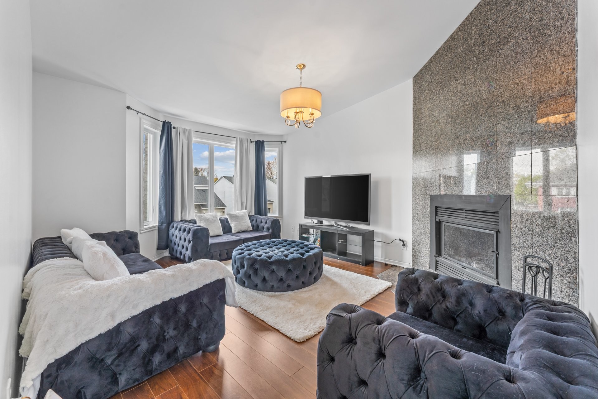 









3442

 - 3446


Rue Édith

,
Laval (Chomedey),




QC
H7P9Z7

