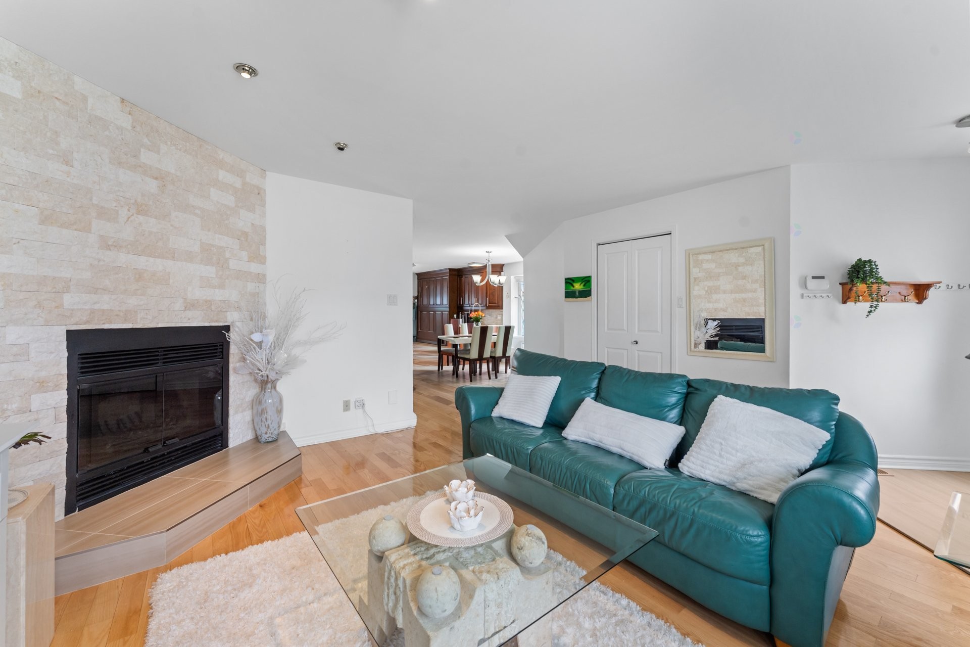 









3442

 - 3446


Rue Édith

,
Laval (Chomedey),




QC
H7P9Z7

