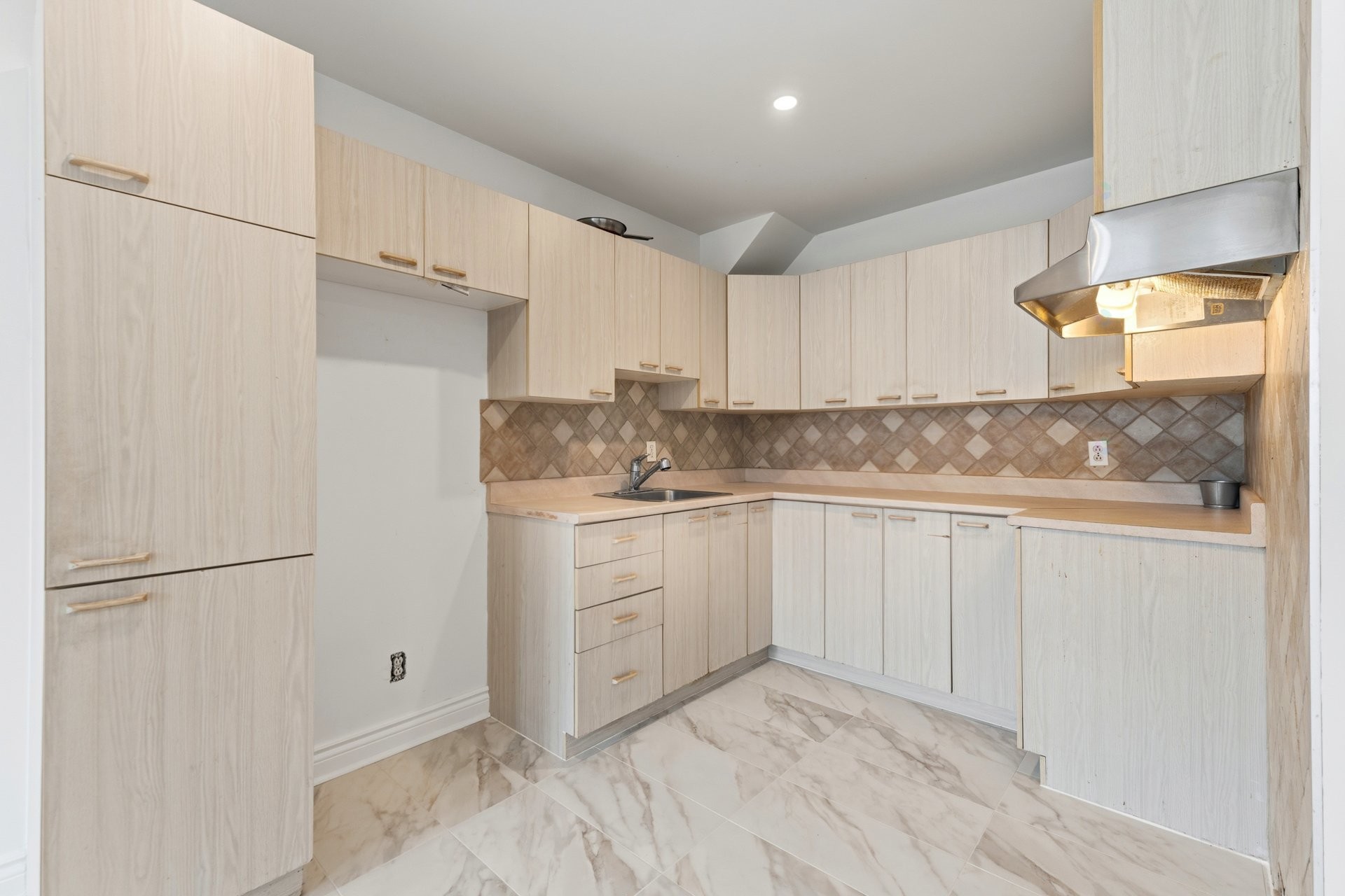 









3442

 - 3446


Rue Édith

,
Laval (Chomedey),




QC
H7P9Z7

