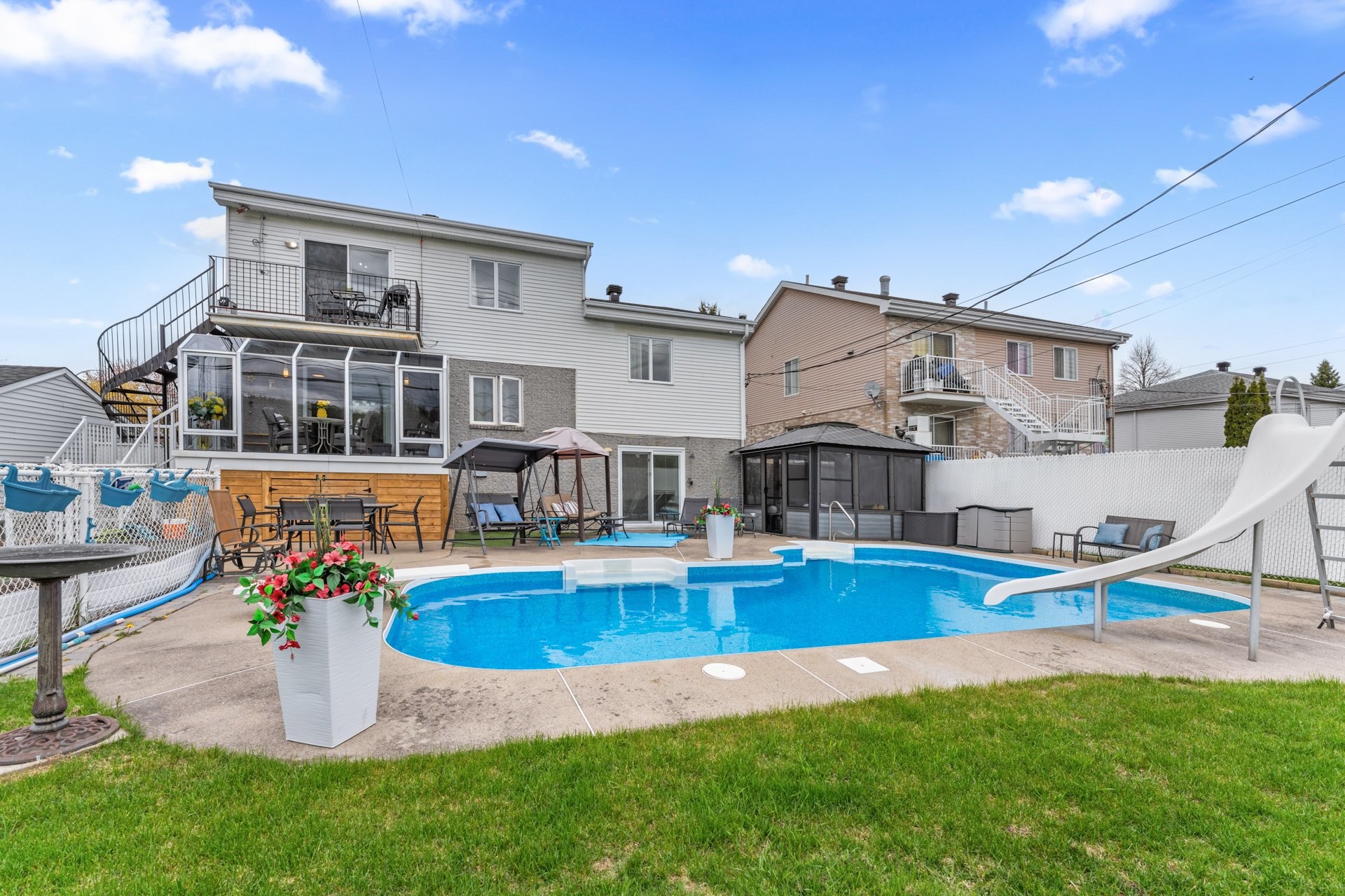 









3442

 - 3446


Rue Édith

,
Laval (Chomedey),




QC
H7P9Z7

