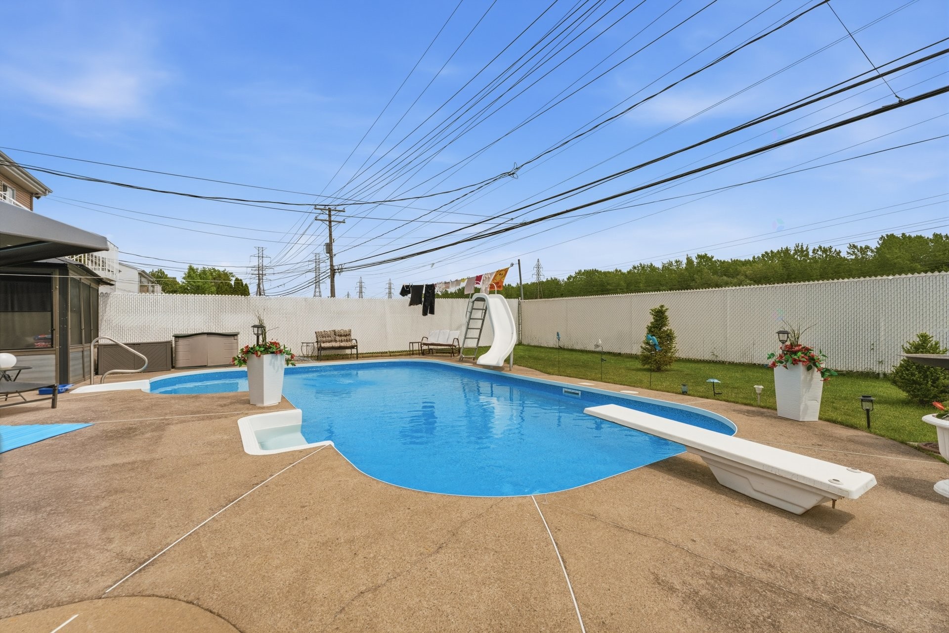 









3442

 - 3446


Rue Édith

,
Laval (Chomedey),




QC
H7P9Z7

