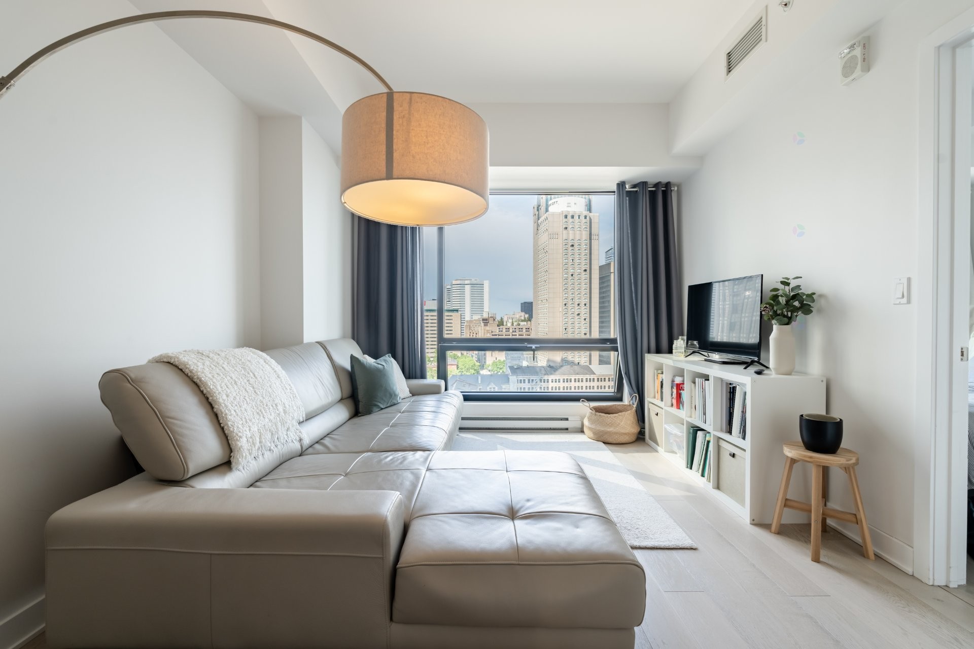 









1288


Av. des Canadiens-de-Montréal

, 1703,
Montréal (Ville-Marie),




QC
H3B3B3

