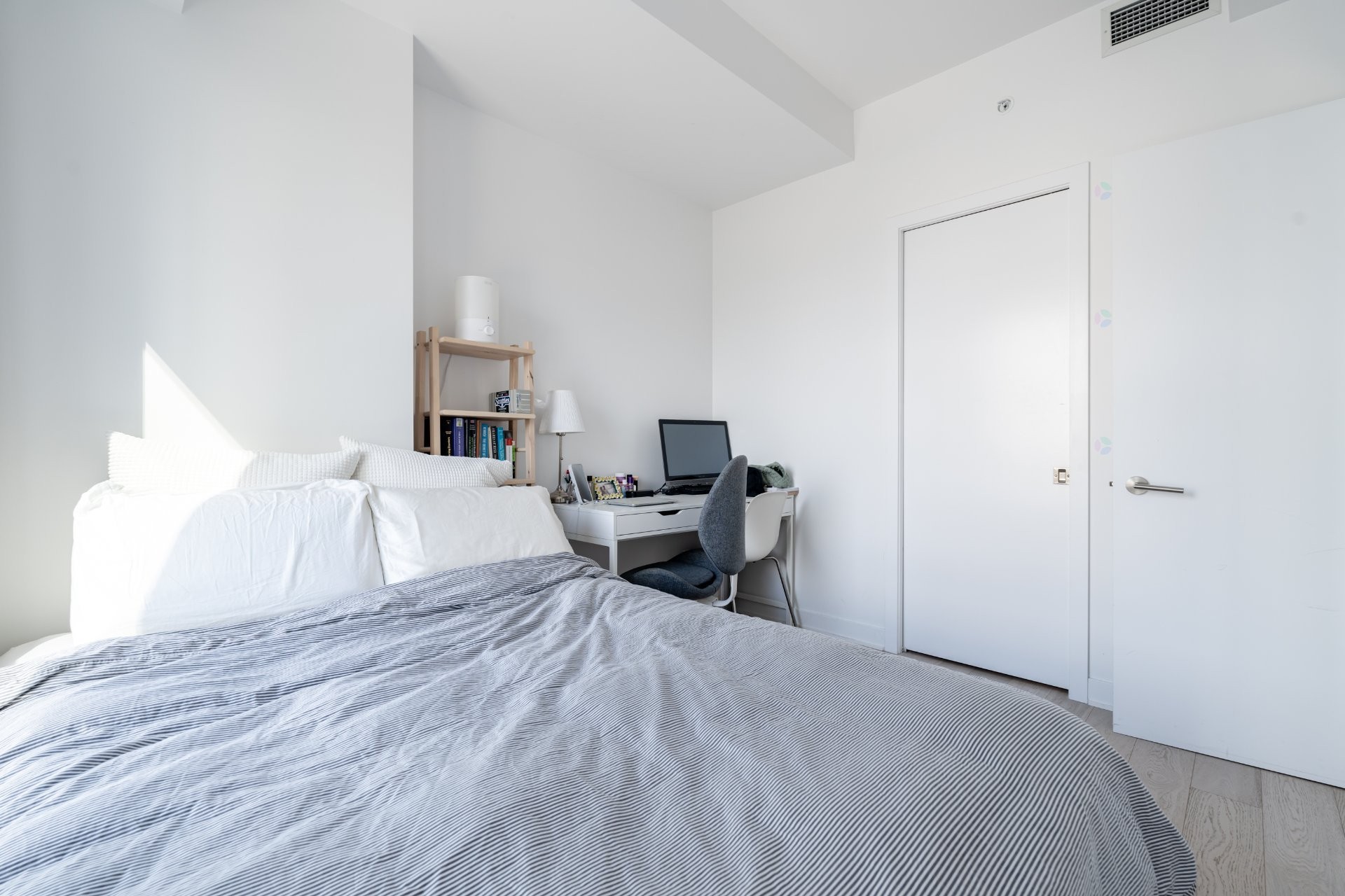 









1288


Av. des Canadiens-de-Montréal

, 1703,
Montréal (Ville-Marie),




QC
H3B3B3

