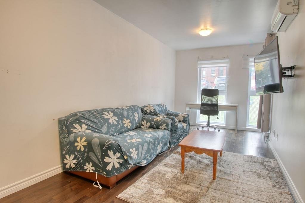 









1055


Rue De Bullion

, 3,
Montréal (Ville-Marie),




QC
H2X2Z2


